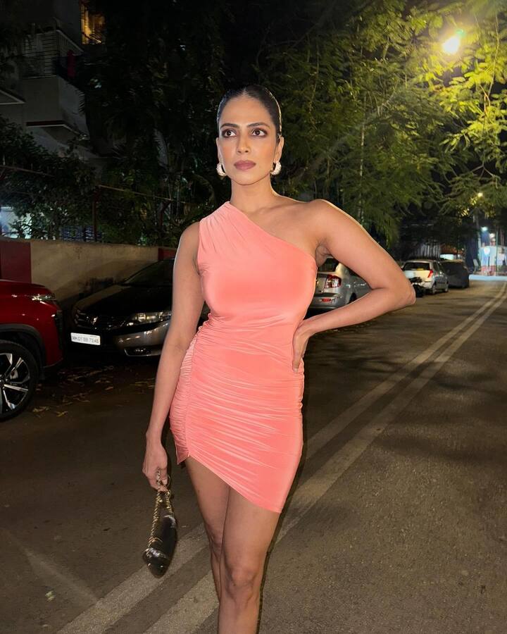 தற்போது இவர் பிங்க் நிற க்யூட் உடையில் சில அழகிய புகைப்படங்களை பகிர்ந்துள்ளார்.