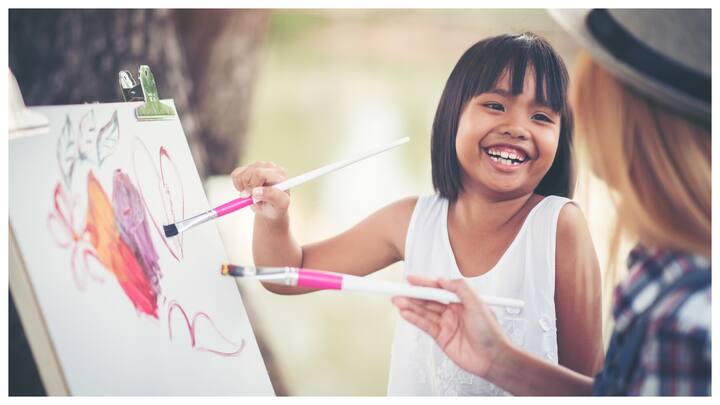 बच्चे की रुचि के अनुसार पढ़ाएं : बच्चों को जो चीजें पसंद होती हैं और जिनमें उनकी रुचि होती है, वे चीजें बच्चे जल्दी सीख लेते हैं जैसे, अगर किसी बच्चे को कहानियां पढ़ना पसंद है तो उसे कहानियों के माध्यम से पढ़ाएं. इससे वह जल्दी सीखेगा और याद भी रख पाएगा. यह बच्चों के लिए बेहतर तरीका है.