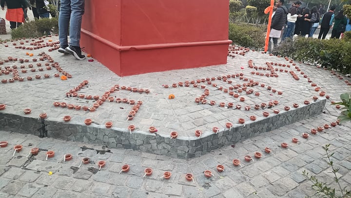 दिल्ली में युवा वर्ग और छात्रों पर भी श्री राम का रंग चढ़ा नजर आया. यही वजह है कि नेता-अभिनेता, व्यापारी-कर्मचारी समेत विद्यार्थियों ने भी सोमवार को विभिन्न धार्मिक अनुष्ठान, पूजा-पाठ और भंडारे का आयोजन कर राम उत्सव मनाया.