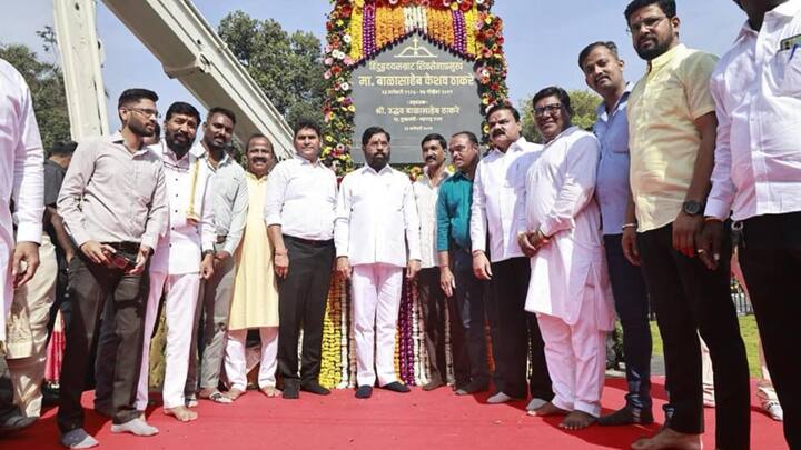 इस मौके पर विधानसभा अध्यक्ष राहुल नार्वेकर, विधान परिषद के उपसभापति डाॅ. नीलम गोरे, राहत एवं पुनर्वास मंत्री अनिल पाटिल, मनीषा कायंदे, रईस शेख, अमोल मिटकारी उपस्थित थे.