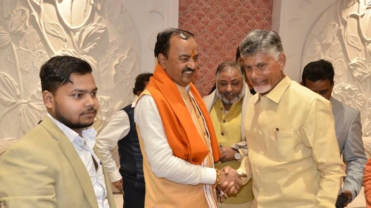 lok sabha election 2024 Keshav prasad maurya shares photo with chandrababu naidu UP Politics: क्या बदलने लगा चंद्रबाबू नायडू का मन? प्राण प्रतिष्ठा में आए और फिर केशव प्रसाद मौर्य के साथ आए नजर