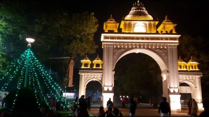 প্রবেশদ্বারও সাজানো হয়েছিল আলো দিয়ে। গাছে গাছে ছিল আলোর মালা। সব মিলিয়ে রামমন্দিরে রামলালার অভিষেককে কেন্দ্র করে উৎসবের আমেজে ছিল বেলুড় মঠও।