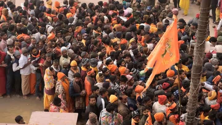 अयोध्या में राम मंदिर दर्शन के लिए उमड़ती भीड़ के चलते राम पथ पर वाहनों का आवागमन बंद कर दिया गया है. लोगों को सिर्फ पैदल चलने की इजाजत है. सहादतगंज से नया घाट को जोड़ने वाली सड़क को राम पथ का नाम मिला है.