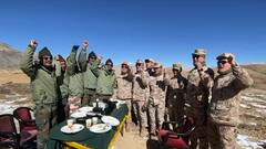 Photos: ચીની સૈનિકોએ અરુણાચલ બૉર્ડર પર લગાવ્યા 'જય શ્રી રામ'ના નારા, ભારતીય જવાનોએ તેમને મીઠાઇ પણ ખવડાવી........