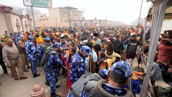 Ayodhya Ram Mandir : रामललाच्या दर्शनासाठी भाविकांची गर्दी,रामपथावर वाहनांना प्रवेश बंद, पाहा अयोध्येची अवस्था छायाचित्रांमध्ये.