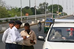Traffic Rules: चालान काटते वक्त आपकी बाइक या कार की चाबी नहीं निकाल सकती पुलिस, ये है नियम