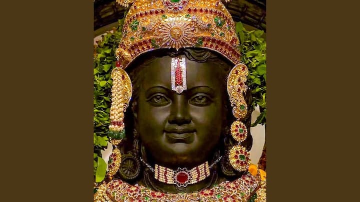 नई प्रतिमा में रामलला सिर से लेकर पैर तक कई रत्नों से जड़ित आभूषण धारण किए हुए हैं. सिर पर मुकुट में हीरा, माणिक्य लगे हैं. बीचों बीच बड़ा सा पन्ना रत्न लगा है.