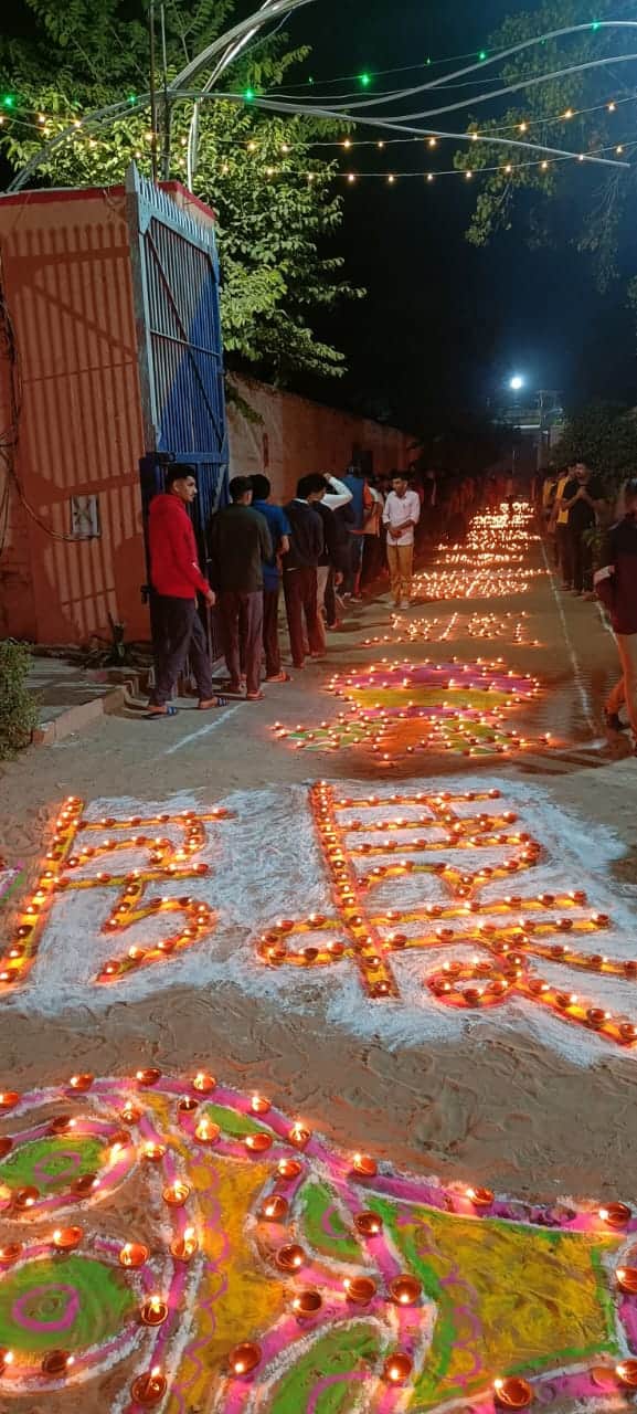 22 जनवरी को जोधपुर सेंट्रल जेल का माहौल काफी भव्य था. भगवान श्रीरामलला की प्राण प्रतिष्ठा के अवसर पर सभी बंदियों को प्राण प्रतिष्ठा कार्यक्रम का अयोध्या से सीधा प्रसारण दिखाया गया. जेल के हनुमान मंदिर में श्रीराम की श्रृंगार युक्त नई छवि लगाई गई.सुंदर छवि देखकर बंदियों में हर्ष व उल्लास देखने लायक था.