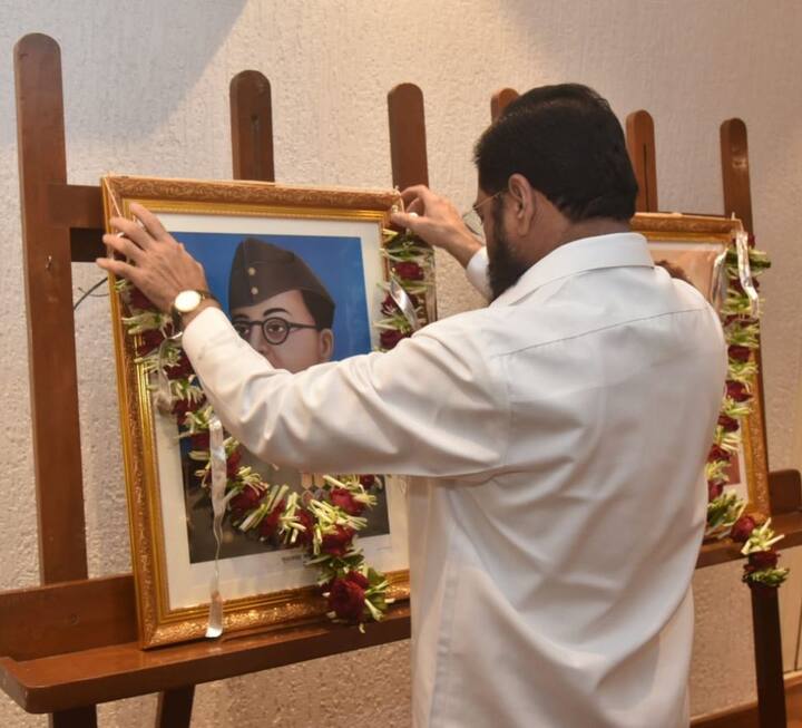 स्वातंत्र्यसेनानी नेताजी सुभाषचंद्र बोस यांची आज जयंती आहे. नेताजींनी स्वातंत्र्य चळवळीत मोलाचा वाटा निभावला. त्याच्या स्मरणार्थ कृतज्ञता म्हणून हा दिवस दरवर्षी 'पराक्रम दिवस' म्हणून साजरा केला जातो.  (Photo Credit : facebook./CMOMaharashtra)