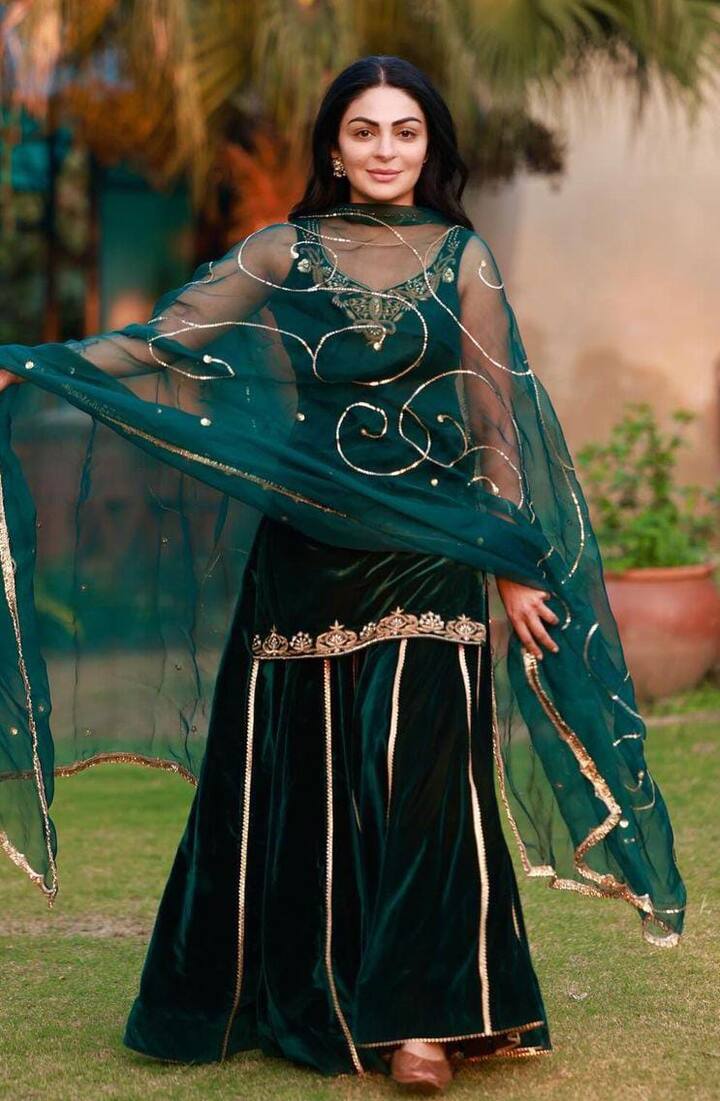 ਦਰਅਸਲ, ਨੀਰੂ ਫਿਲਮ ਦੀ ਸ਼ੂਟਿੰਗ ਦੌਰਾਨ ਚੂੜਾ ਪਹਿਿਨਿਆ ਸੀ। ਅਦਾਕਾਰਾ ਦੀਆਂ ਫੋਟੋਆਂ ਦੇਖ ਕੇ ਇਹ ਅੰਦਾਜ਼ਾ ਲਗਾਇਆ ਜਾ ਸਕਦਾ ਹੈ ਕਿ ਇਸ ਫਿਲਮ 'ਚ ਉਹ ਵਿਆਹੀ ਕੁੜੀ ਦਾ ਕਿਰਦਾਰ ਨਿਭਾਵੇਗੀ ਜਾਂ ਫਿਲਮ ਦੇ ਅੰਤ 'ਚ ਆਪਣੇ ਹੀਰੋ ਨਾਲ ਵਿਆਹ ਕਰੇਗੀ ਇਸ ਦਾ ਪਤਾ ਤਾਂ ਫਿਲਮ ਦੇਖ ਕੇ ਹੀ ਲੱਗੇਗਾ।