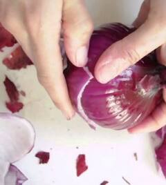Peeling Onions: ਕੁਝ ਅਜਿਹੇ ਘਰੇਲੂ ਨੁਸਖੇ ਜਿਨ੍ਹਾਂ ਦੀ ਮਦਦ ਨਾਲ ਪਿਆਜ਼ ਕੱਟਦੇ ਸਮੇਂ ਅੱਖਾਂ 'ਚੋਂ ਨਹੀਂ ਆਉਣਗੇ ਹੰਝੂ