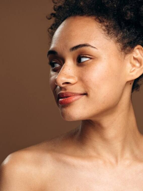 इन गलतियों के कारण पड़ती है स्किन काली