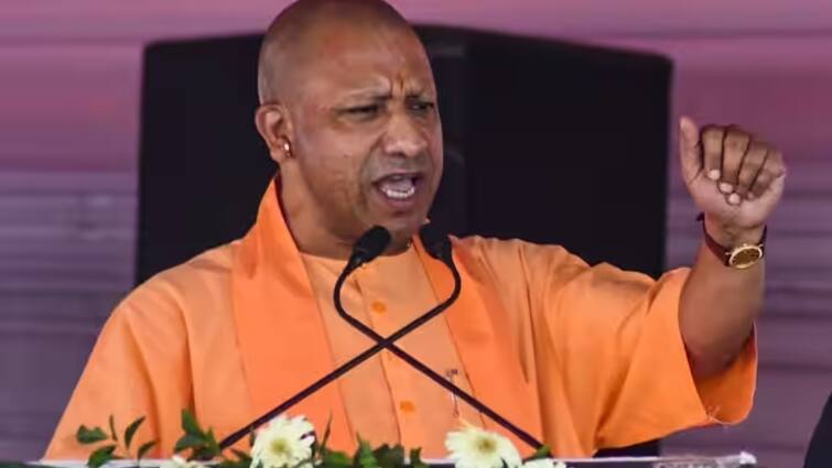 CM Yogi Adityanath gave instructions that treatment will not be stopped due to lack of money Gorakhpur News: पैसों की तंगी की वजह से नहीं रुकेगा इलाज, जनता दर्शन के दौरान सीएम योगी ने दिए निर्देश