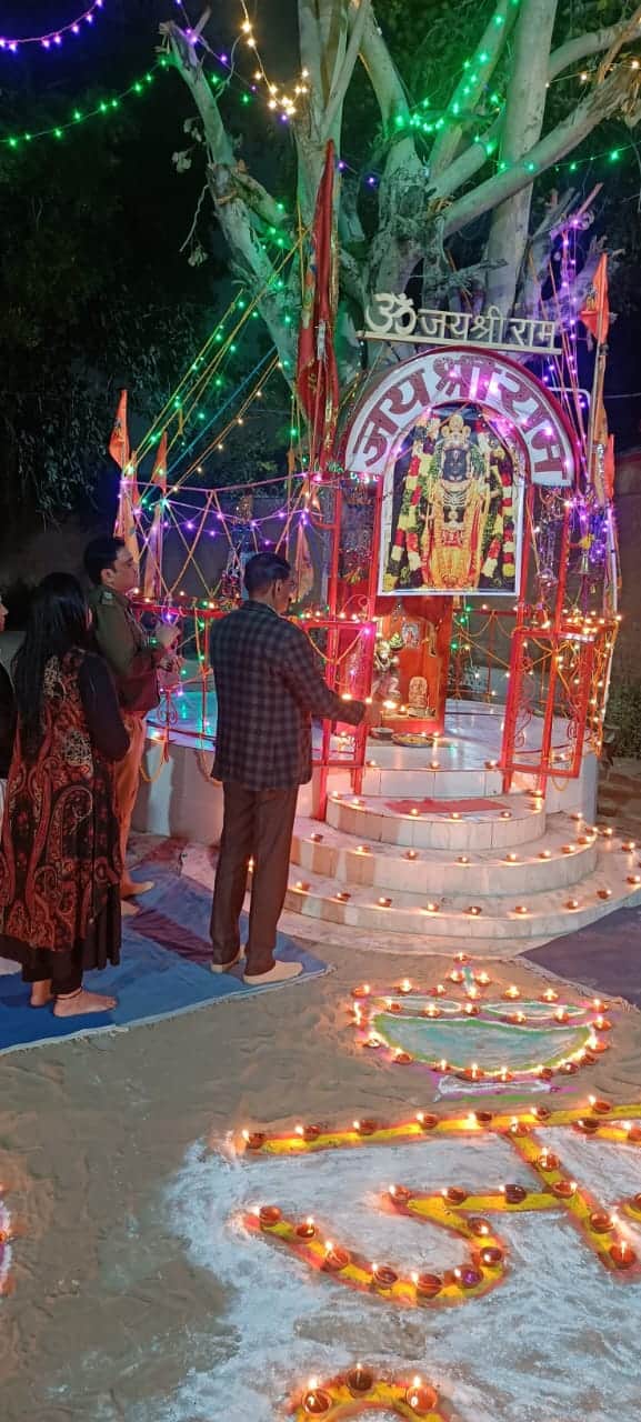 भगवान श्रीराम के भव्य मंदिर में रामलला की प्राण प्रतिष्ठा कार्यक्रम के बाद कारागृह में राम दीपावली दीपक उत्सव मनाया गया. इस दौरान कारागार के अंदर 2500 दीपके लगाकर दीपकों से अलग-अलग प्रकार की आकृतियां जिसमें प्रमुख रूप से जय श्री राम, शंख, चक्र, गदा, स्वास्तिक, कलश, त्रिशूल, कमल दल के शुभ चिन्ह की आकृतियां बनाकर रंगोलिया सजाकर मिट्टी के दीपों से रोशन किया गया.