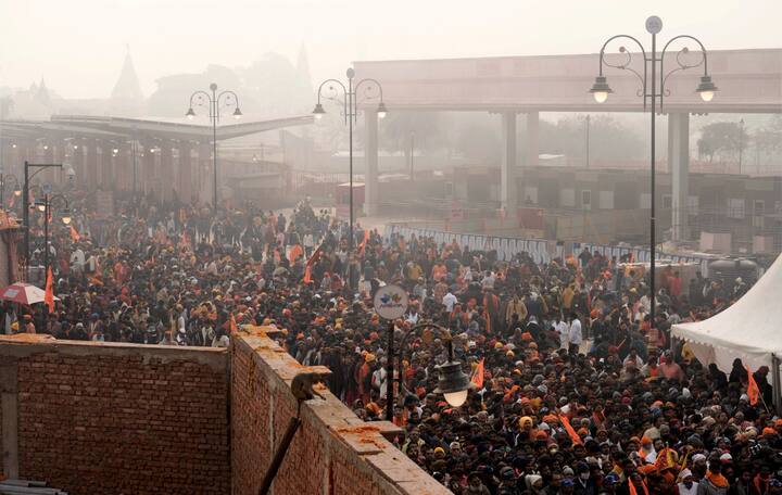 अयोध्येतील राम मंदिराच्या दर्शनासाठी गर्दी जमल्याने रामपथावरील वाहनांची वाहतूक बंद करण्यात आली आहे. लोकांना फक्त चालण्याची परवानगी आहे. सहादतगंज ते नया घाट जोडणाऱ्या रस्त्याला राम पथ असे नाव देण्यात आले आहे.(Photo Credit : PTI)