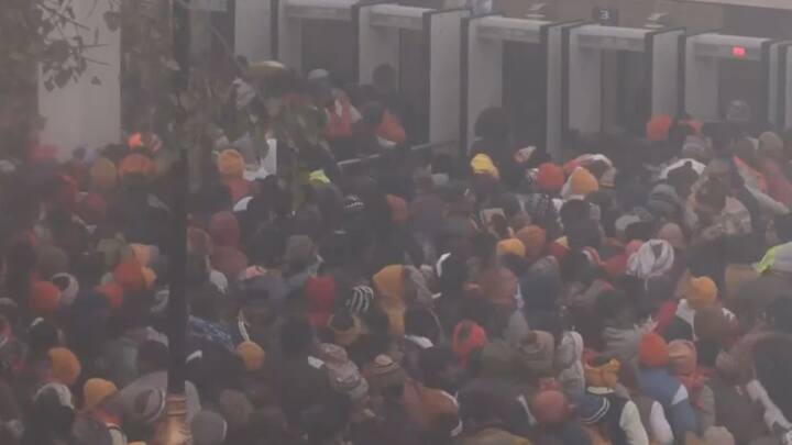 राम मंदिर एंट्री गेट की इस तस्वीर में देखा जा सकता है कि किस तरह से लोग परिसर में दाखिल होने के लिए भीड़ में खड़े हैं. लोगों को मेटल डिटेक्टर से होकर गुजरना है, जिसकी वजह से यहां बहुत ज्यादा श्रद्धालु इकट्ठा हो गए हैं.