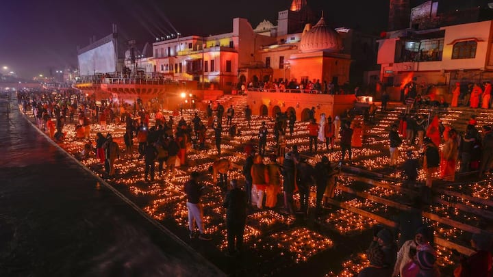 अगर आप राम मंदिर जा रहे हैं तो आपके लिए यह जानना जरूरी है कि दर्शन की टाइमिंग क्या है. मंदिर सुबह 7 बजे से दोपहर 11.30 बजे तक और दोपहर में 2 बजे से 7 बजे तक दर्शन के लिए खुला रहेगा. दोपहर में करीब ढाई घंटे भोग और विश्राम के लिए मंदिर बंद रहेगा.