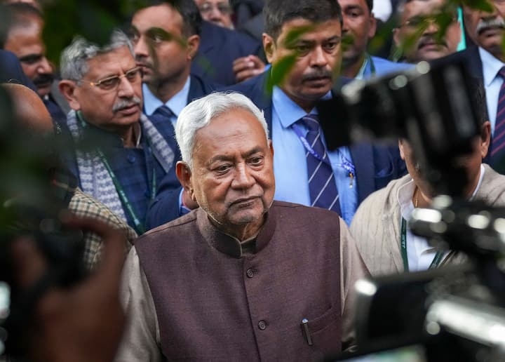 इस दौरान राजभवन और मुख्यमंत्री आवास के बाहर बड़ी संख्या में पत्रकार मौजूद रहे, लेकिन, उन्होंने पत्रकारों से कोई बात नहीं की. (फाइल फोटो)