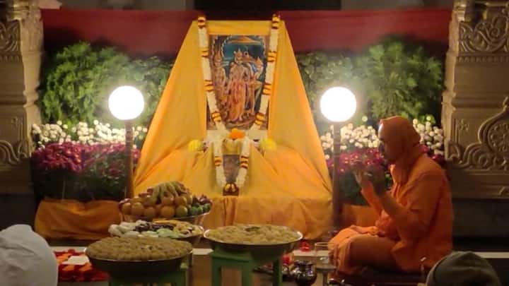 অযোধ্যায় রামলালার প্রাণ প্রতিষ্ঠার দিনে বেলুড় মঠে ছিল নানা অনুষ্ঠান। রবিবার সন্ধে থেকেই আলোক মালায় সেজে উঠেছিল বেলুড়। সোমবার সকালে বিশেষ পুজো করা হয়।