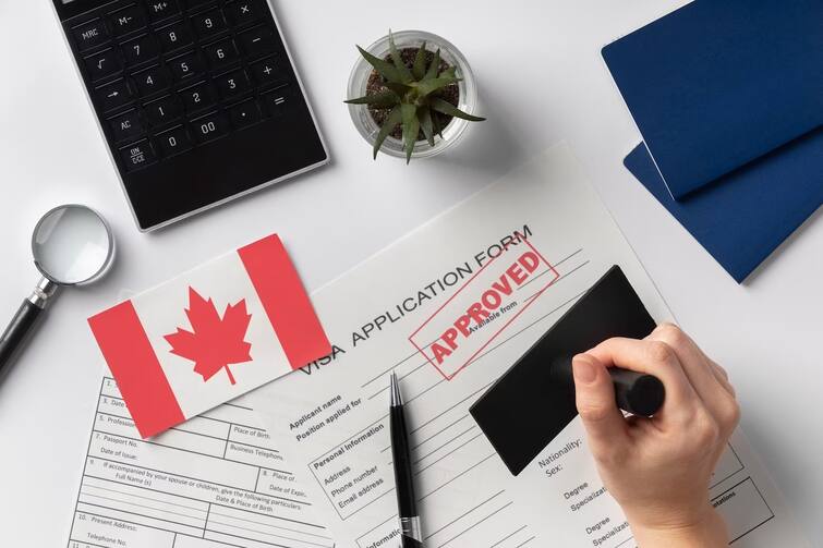 Canada: Canadian government cuts student visa by 35 percent, Indian students may be affected Canada: કેનેડામાં ભણતા ભારતીય વિદ્યાર્થીઓને ટ્રુડો સરકારનો મોટો ફટકો, સ્ટુડન્ટ વિઝાની સંખ્યામાં કર્યો ધરખમ ઘટાડો