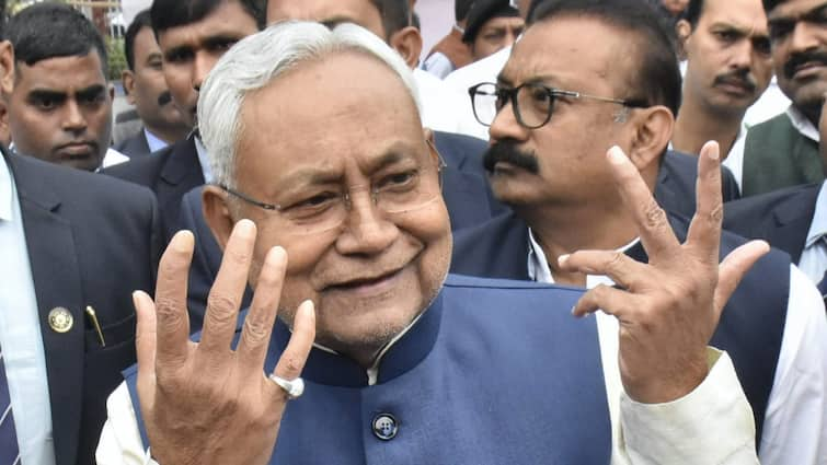 CM Nitish Kumar deletes his first post on Bharat Ratna Karpoori Thakur then thanks PM Modi कर्पूरी ठाकुर को भारत रत्न मिलने पर CM नीतीश ने डिलीट किया पहला पोस्ट, नए में PM मोदी का जिक्र