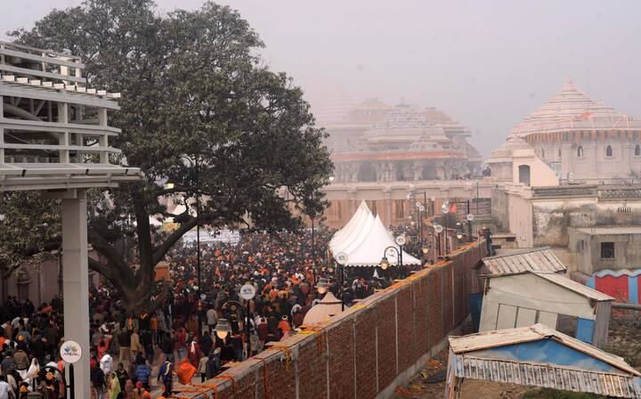 राममंदिराच्या प्रवेशद्वाराच्या या चित्रात लोक आवारात प्रवेश करण्यासाठी गर्दीत कसे उभे आहेत हे दिसत आहे. लोकांना मेटल डिटेक्टरमधून जावे लागत असल्याने येथे भाविकांची मोठी गर्दी झाली आहे.(Photo Credit : PTI)