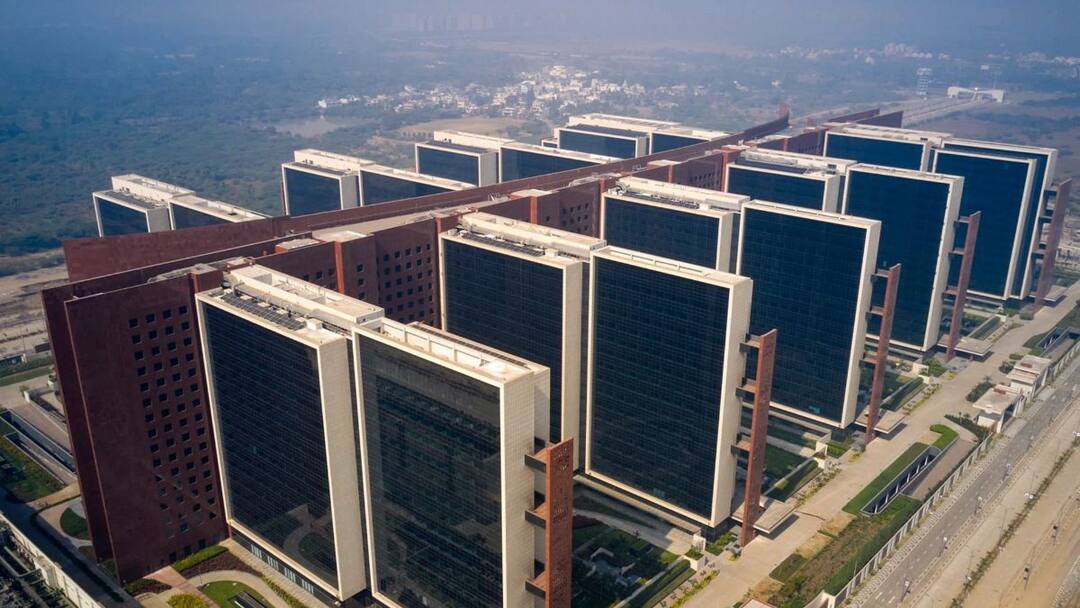 Surat Diamond Bourse Kiran Gems Return to Mumbai Vallabhbhai Lakhani Maharashtra Marathi News मोठी बातमी! सूरत डायमंड बोर्सकडे हिरे व्यापाऱ्यांची पाठ, वल्लभभाई लखानींसह बड्या व्यापाऱ्यांचा पुन्हा मुंबईकडे मोर्चा