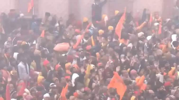 ayodhya ram mandir darshan heavy crowd gathered outside ram temple premises video viral know all details प्राणप्रतिष्ठेनंतर भाविकांकडून मंदिरात घुसण्याचा प्रयत्न; गर्दीवर नियंत्रण मिळवण्याचं पोलिसांसमोर आव्हान, VIDEO