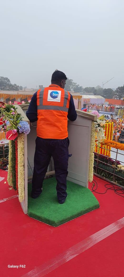 पण श्री राम मंदिराने या सर्व सेवांवर कळस चढविला आहे. या सेवेकरीता जवळपास २०० स्वच्छता सेवकांची नियुक्ती करत असून, ५० लक्ष रुपयाची अत्याधुनिक मशिनरी सुद्धा खरेदी करून त्याद्वारे स्वच्छता सेवा सुरू केली आहे. अशी माहिती बीव्हीजी इंडिया लिमिटेडचे संस्थापक अध्यक्ष श्री हणमंतराव गायकवाड यांनी दिली.(Photo Credit :ABP Majha)