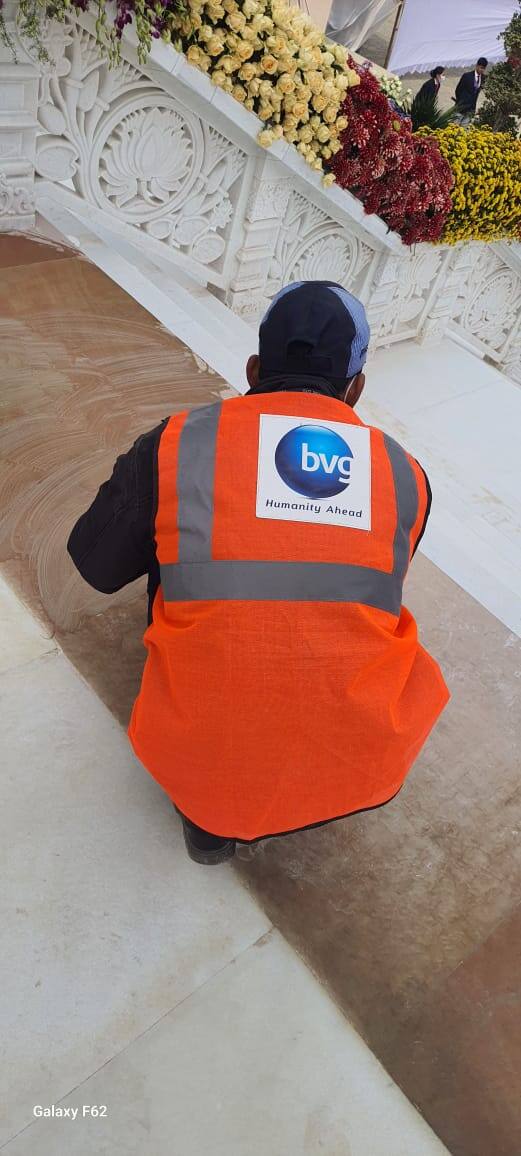 देशातील इतर स्वच्छता सेवा देणाऱ्या कंपन्यांमधून श्रीराम मंदिर विश्वस्त मंडळाने सार्वमताने, सर्वोत्तम दर्जाच्या निकषावर बीव्हीजी इंडिया लिमिटेडचीच निवड करण्यात आली.. (Photo Credit :ABP Majha)