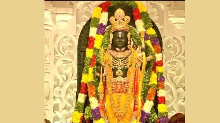 राम जी के कुंडल सोने, हीरे, माणिक और पन्ना से सुशोभित है. कुंडल की आकृति मयूर जैसी है.रामलला की मूर्ति के गले पर एक अर्धचंद्राकार हार है, जो रत्नों से जड़ा हुआ है. इसमें जो डिजाइन है वह भाग्य का प्रतीक है.