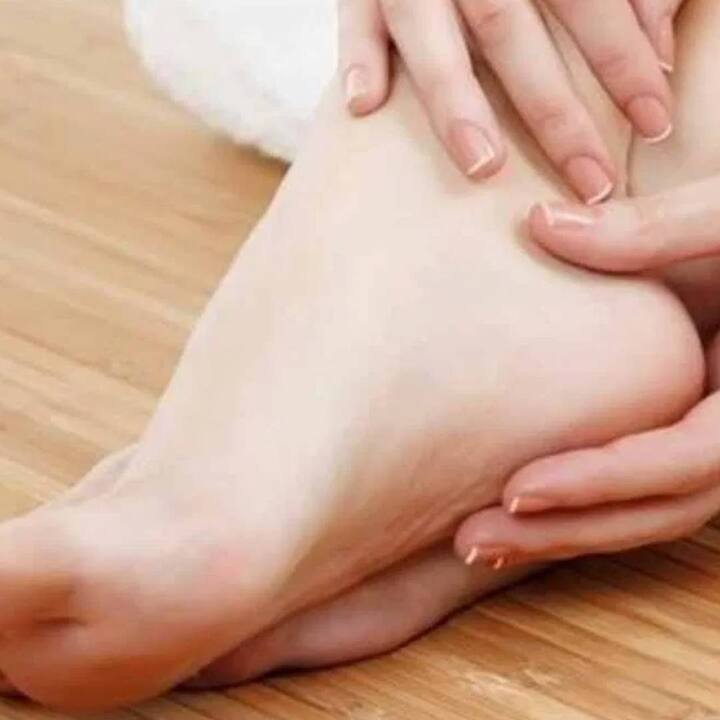 ਇਸ ਤੋਂ ਬਾਅਦ ਹੀਲ ਬਾਮ ਦੀ ਵਰਤੋਂ ਗਿੱਟਿਆਂ ਅਤੇ ਪੈਰਾਂ 'ਤੇ ਚੰਗੀ ਤਰ੍ਹਾਂ ਕਰੋ। ਅਜਿਹੀ ਕਰੀਮ ਦੀ ਵਰਤੋਂ ਕਰੋ ਜੋ ਨਮੀ ਦੇਣ ਅਤੇ ਐਕਸਫੋਲੀਏਟ ਕਰਨ ਲਈ ਬਣਾਈ ਗਈ ਹੈ।