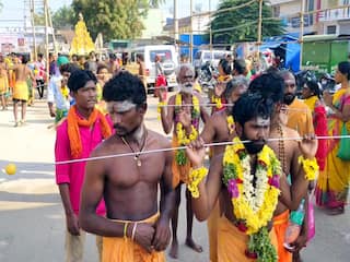 Thaipusam 2024: பழனியில் களைகட்டும் தைப்பூசத் திருவிழா; பக்தி பாடல்கள் பாடியபடி குவிந்து வரும் பக்தர்கள்