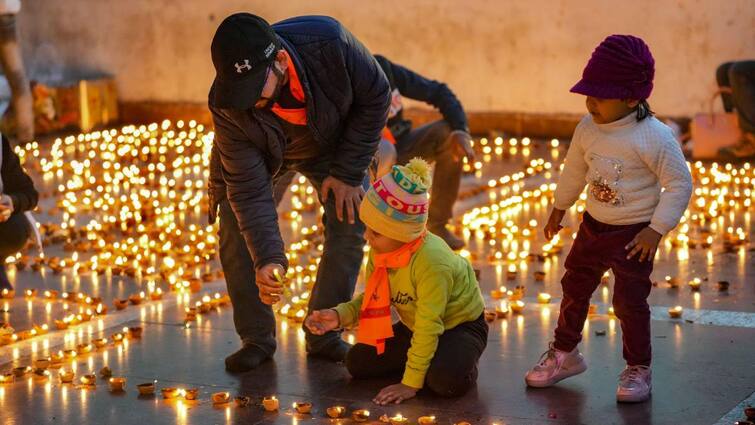 Delhi 600 km away from Ayodhya scene like Diwali huge fireworks, hoisted flags diyas candles light Ayodhya से 600KM दूर दिल्ली में दिखा दीपावली जैसा नजारा, जमकर हुई आतिशबाजी, लोगों ने फहराए झंडे और जलाए दीये 