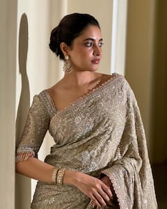 Priyanka Arul Mohan: చీరలో ప్రియాంక అందాలు - ఫిదా చేస్తున్న పవన్ కళ్యాణ్ 'ఓజీ' బ్యూటీ