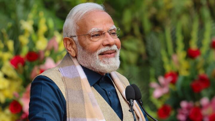 केंद्र की मोदी सरकार ने कर्पूरी ठाकुर को मरणोपरांत भारत रत्न से सम्मानित करने का निर्णय उनकी 100वीं जन्‍म जयंती से ठीक एक दिन पहले 23 जनवरी को लिया. इस मौके पर पीएम मोदी ने कहा, ''मुझे इस बात की बहुत प्रसन्नता हो रही है कि भारत सरकार ने सामाजिक न्याय के पुरोधा महान जननायक कर्पूरी ठाकुर को भारत रत्न से सम्मानित करने का निर्णय लिया है. उनकी जन्म-शताब्दी के अवसर पर यह निर्णय देशवासियों को गौरवान्वित करने वाला है. पिछड़ों और वंचितों के उत्थान के लिए कर्पूरी जी की अटूट प्रतिबद्धता और दूरदर्शी नेतृत्व ने भारत के सामाजिक-राजनीतिक परिदृश्य पर अमिट छाप छोड़ी है. यह भारत रत्न न केवल उनके अतुलनीय योगदान का विनम्र सम्मान है, बल्कि इससे समाज में समरसता को और बढ़ावा मिलेगा.”