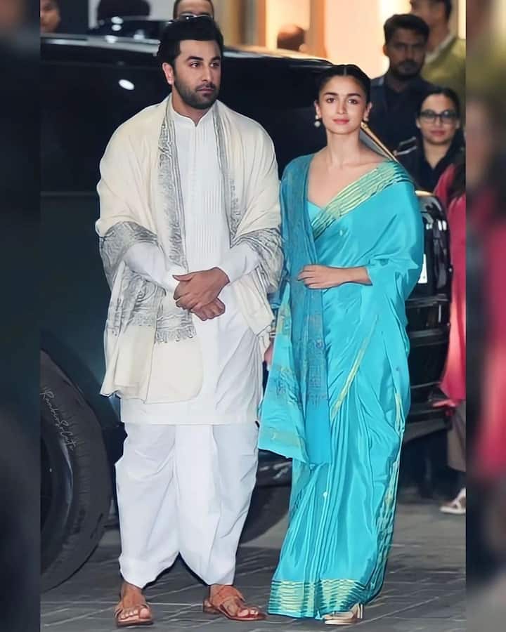 అంగరంగ వైభవంగా జరిగిన అయోధ్య రామమందిరం ప్రారంభోత్సవానికి ఆలియా ఈ శారీ కట్టుకుని వెళ్లింది. రణ్బీర్ కపూర్, ఆలియా ఇద్దరూ దైవపూజలు ఎక్కువ చేస్తారు. పెళ్లికి ముందు తనకి అంత భక్తి ఉండేది కాదని.. పెళ్లి తర్వాత నీతూ ఆంటీ తనకు అన్ని నేర్పిందని పలు ఇంటర్వ్యూల్లో చెప్పింది ఆలియా.(Images Source : stylebyami)