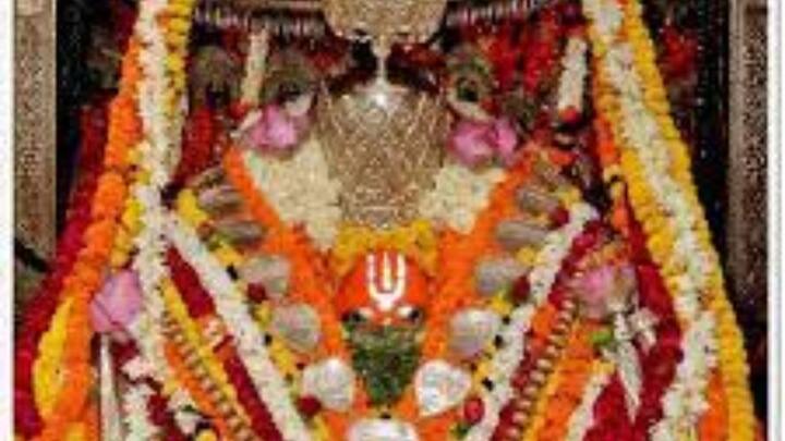 অযোধ্যা শহরে পৌঁছে পুণ্যার্থীরা তাই প্রথমেই আসেন এই হনুমানগড়িতে।