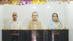 PHOTOS: भारत रत्न की घोषणा के बाद कर्पूरी ठाकुर के यहां जुटा परिवार, एक-दूसरे को खिलाने लगे मिठाई