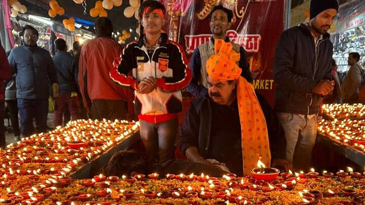 राम उत्सव को मनाने के लिए दिन भर अलग-अलग जगहों पर भंडारे का भी आयोजन किया गया था. अयोध्या में रामलला के विग्रह की प्राण प्रतिष्ठा के बाद दिल्ली के उपराज्यपाल वीके सक्सेना ने यमुना वासुदेव घाट अयोध्या मंदिर की प्रतिकृति के सामने पूजा कर दीपोत्सव मनाया. दिल्ली के बड़े बाजारों के साथ प्रसिद्ध बाजारों से एक सरोजनी मार्किट में भी दिन भर पूजा पाठ और भंडारे के बाद शाम में 11 हजार दियों से पूरी मार्किट को सजाया गया. चांदनी चौक रोहिणी, लाजपत नगर, अमर कॉलोनी सहित कई सैकड़ों बाजारों के साथ द्वारका के इस्कॉन मंदिर और अप्सपास कि सोसायटी को बिजली की लाइटों से और दियों से ऐसा सजाया की मानो दुल्हन सजी हो.