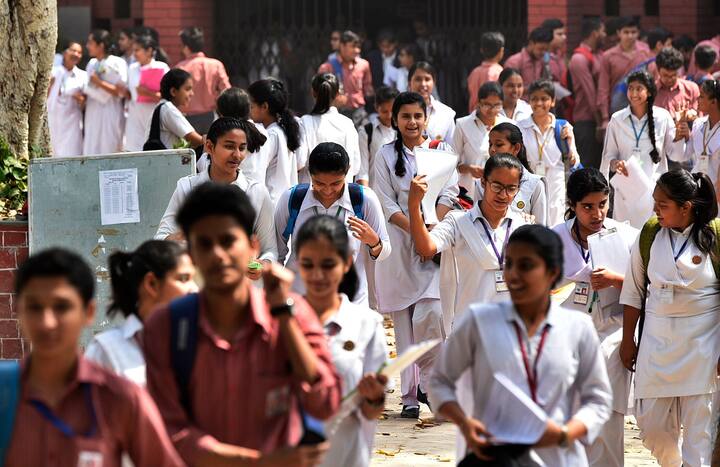 परीक्षार्थ्यांना प्रश्नपत्रिका वाचण्यासाठी (आकलन होण्यासाठी) परीक्षा दालनात प्रश्नपत्रिकांचे वाटप परीक्षेच्या निर्धारीत वेळेपूर्वी दहा मिनिटे अगोदर करण्यात येत होते.Photo Credit  - PTI