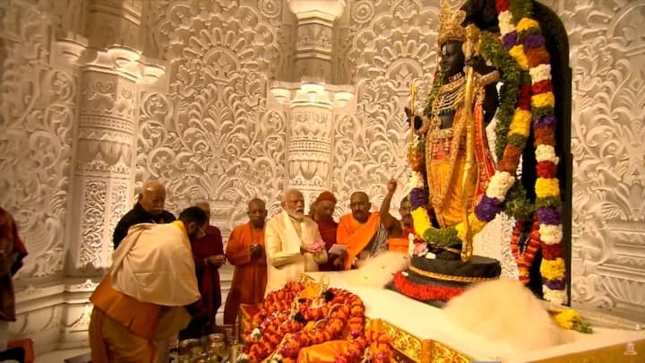 মহীশূরের শিল্পী অরুণ যোগীরাজের তৈরি  কালো পাথরের মূর্তিতে ভগবান রামকে দাঁড়িয়ে থাকা ভঙ্গিতে পাঁচ বছরের শিশু হিসেবে চিত্রিত করা হয়েছে।
