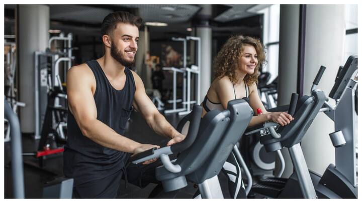 युवा पीढ़ी में खासकर फिट और अच्छी बॉडी पाने का क्रेज दिखाई दे रहा है. लड़के जिम में जाकर बॉडीबिल्डिंग और सिक्स पैक एब्स बनाने में लगे रहते हैं. वहीं लड़कियां भी जीरो फिगर और स्लिम बॉडी पाने के लिए भारी वर्कआउट करती हैं.ऐसे में बॉडी बनाने के चक्कर में बहुत जल्दी जिम जाना शुरू कर देते हैं, जोकि एक गलती हो सकती है.