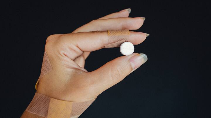 अकेले 2022 में इस ड्रग्स के ओवरडोज की वजह से 70 हजार लोगों ने अपनी जान गंवा दी थी. ये इतना खतरनाक ड्रग्स है कि इसके लिए खुद अमेरिका के राष्ट्रपति जो बाइडेन को ऐलान करना पड़ा कि वो चीन के साथ मिल कर इस ड्रग्स को रोकने का काम करेंगे.