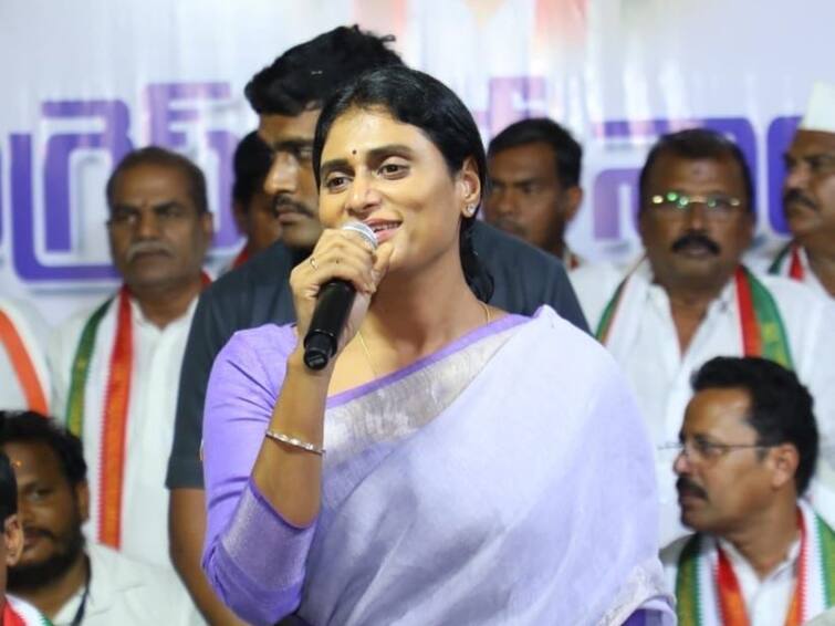 AP Pcc Chief Sharmila Satires on CM YS Jagan at Vizag meeting ప్రతిపక్షనేతగా ఎన్నో చెప్పారు, సీఎం అయ్యాక జగనన్న గారు ఏం చేశారు? విశాఖలో షర్మిల సెటైర్లు