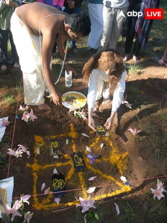 Vastu Tips: घर के मंदिर मे भूल के भी न रखें पितरों की तस्वीरें