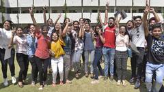 Maharashtra Board Exam :  बोर्डाच्या परीक्षेत विद्यार्थ्यांना मिळणार 10 मिनिटांचा जास्त वेळ!