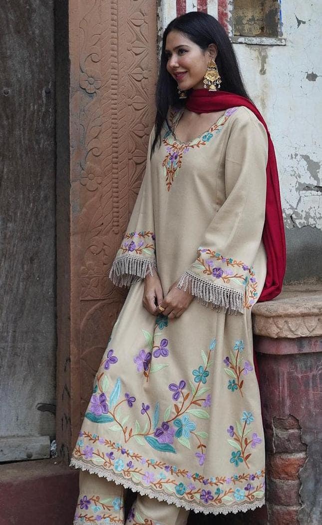 ਇਸ ਦਰਮਿਆਨ ਉਹ ਆਪਣੀਆਂ ਬੇਹੱਦ ਖੂਬਸੂਰਤ ਤਸਵੀਰਾਂ ਸੋਸ਼ਲ ਮੀਡੀਆ 'ਤੇ ਸ਼ੇਅਰ ਕਰਕੇ ਫੈਨਜ਼ ਦਾ ਮਨੋਰੰਜਨ ਕਰਦੀ ਰਹਿੰਦੀ ਹੈ।