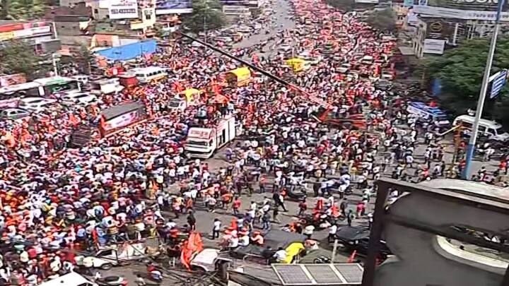 मुंबईतील मराठा आंदोलनाविरोधातील याचिकेवर आज हायकोर्टात तातडीची सुनावणी होणार आहे. मनोज जरांगेंच्या मुंबईतील आंदोलनाविरोधात गुणरत्न सदावर्ते यांनी हायकोर्टात याचिका दाखल केली होती.  (Photo Credit : Pune Reporter)