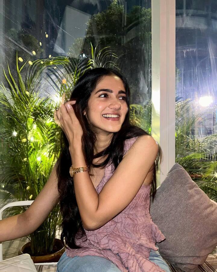 తెలుగు హీరోయిన్ సిమ్రాన్ చౌదరి ఇన్​స్టాగ్రామ్​లో లేటెస్ట్ పోస్ట్ పెట్టింది. హాయిగా నవ్వేస్తున్న ఫోటోలు షేర్ చేస్తూ క్యూట్ క్యాప్షన్ పెట్టింది.  (Images Source: Instagram/simranchoudhary)